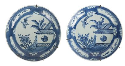 Paire d'assiettes en porcelaine bleu blanc...