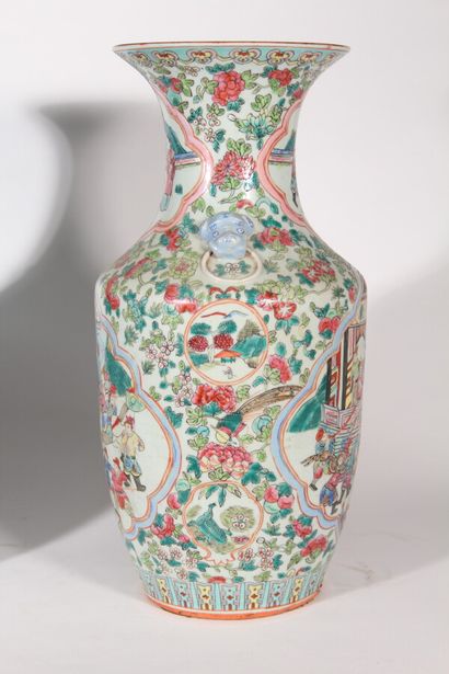 Paire de vases en porcelaine de Canton décor...