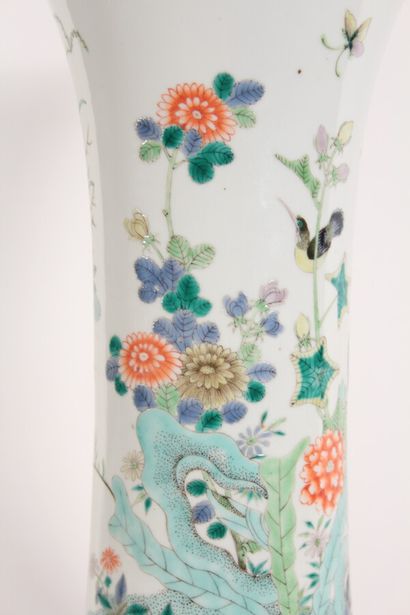 Vase cornet en porcelaine famille verte à...