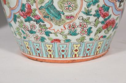 Paire de vases en porcelaine de Canton décor...