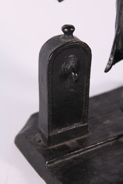 Groupe en bronze

Représentant une femme...