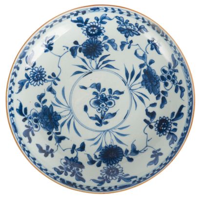 Deux petits plats en porcelaine bleu blanc...