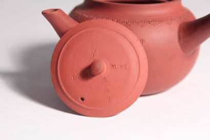 Théière en grès de Yixing

Chine, XXème siècle

Gravée...