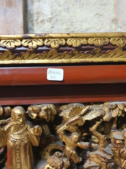 Armoire en bois laqué or et rouge

Chine,...