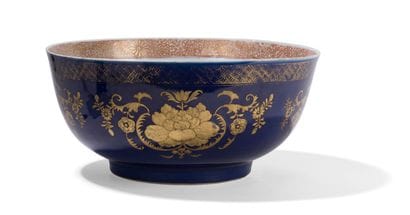 Grand bol en porcelaine bleu poudré et décor...