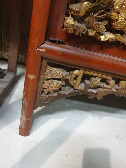 Armoire en bois laqué or et rouge

Chine,...