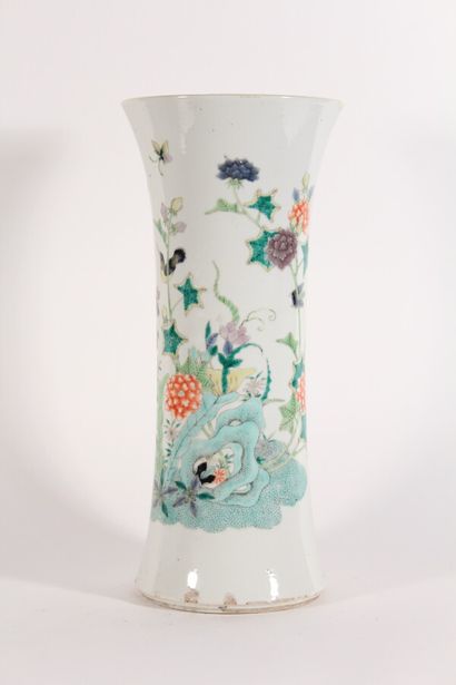 Vase cornet en porcelaine famille verte à...
