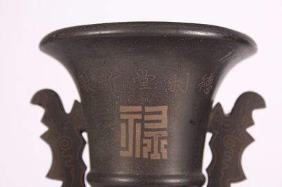Paire de vases en bronze niellé de fils d'argent...