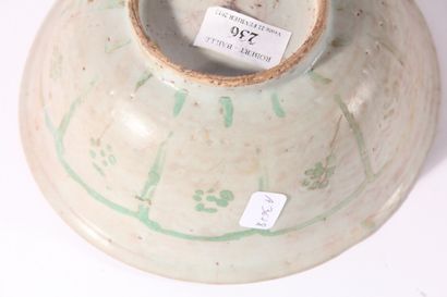Coupe en porcelaine vert et rouge de fer...