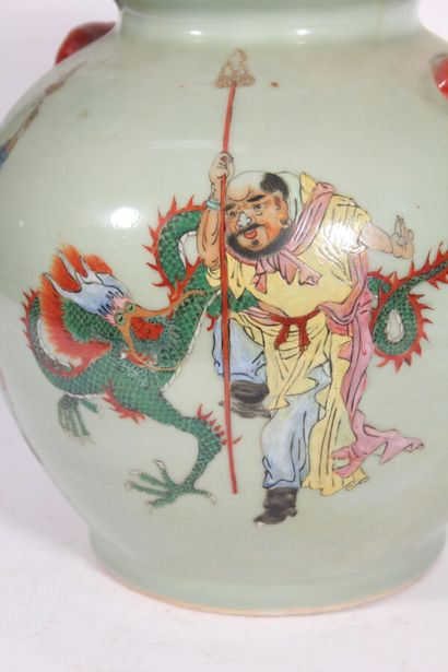 Vase en porcelaine polychrome 

Chine, début...