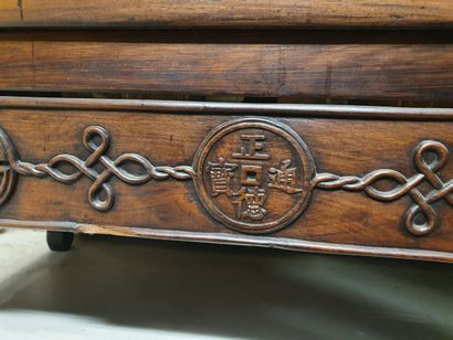 Cabinet en bois 

Chine, XXème siècle

Ouvrant...