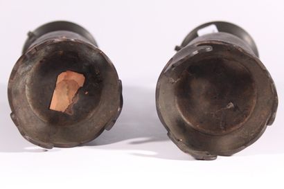 Paire de vases en bronze niellé de fils d'argent...