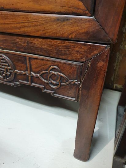 Cabinet en bois 

Chine, XXème siècle

Ouvrant...