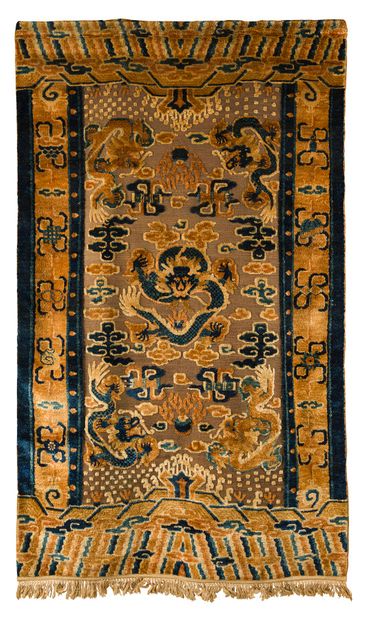 Tapis en laine tissée

Chine, début du XXème...