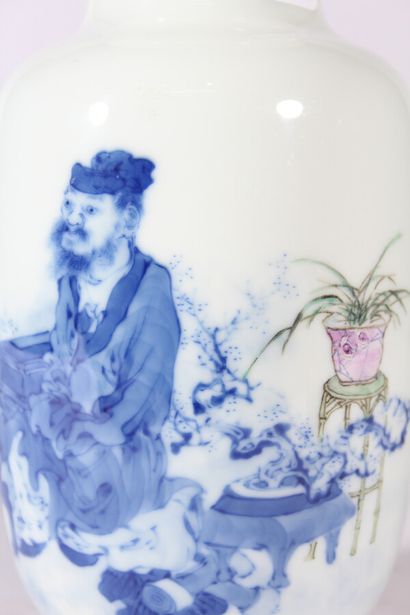 
Vase en porcelaine bleu blanc et famille...