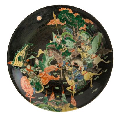 Trois plats en porcelaine famille verte et...