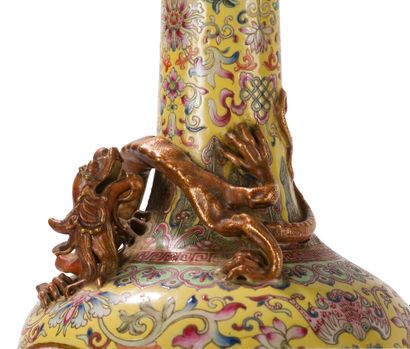Vase en porcelaine polychrome 

Chine, XXème...