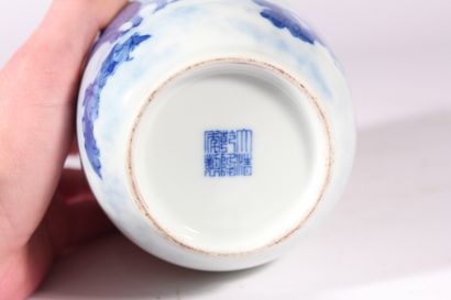 
Vase en porcelaine bleu blanc et famille...