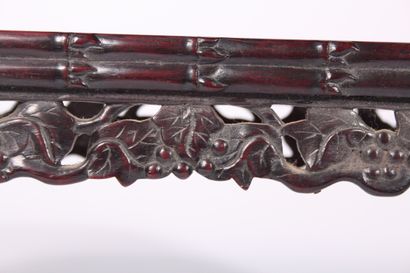 Petite table basse en bois sculpté

Chine,...