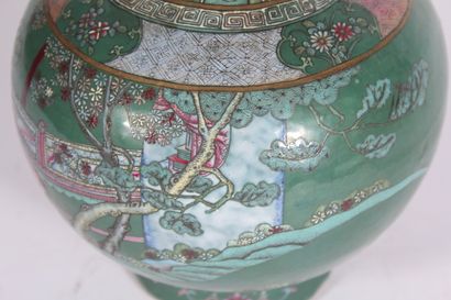 Vase en porcelaine polychrome 

Chine, XXème...