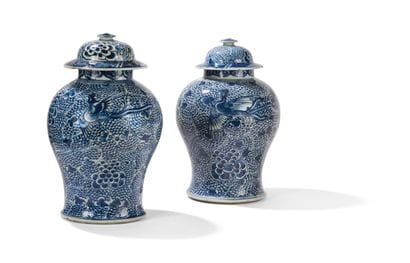 Deux vases couverts en porcelaine bleu blanc...