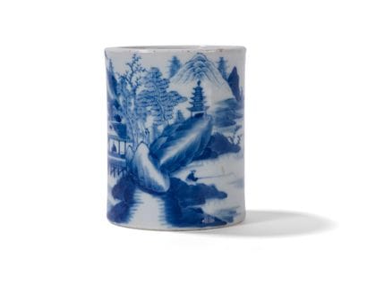 Trois pots en porcelaine bleu blanc 

Chine,...