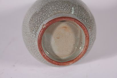 Vase en porcelaine craquelée

Chine, XXème...