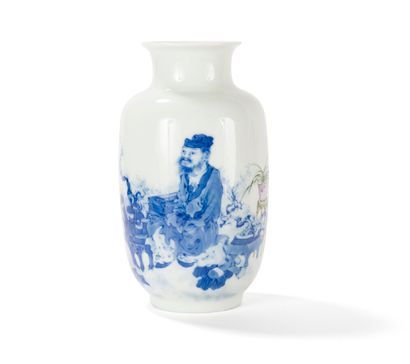 
Vase en porcelaine bleu blanc et famille...