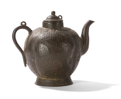 Deux théières couvertes en bronze 

Chine,...
