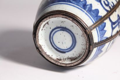 Pipe à eau en porcelaine bleu blanc

Chine,...