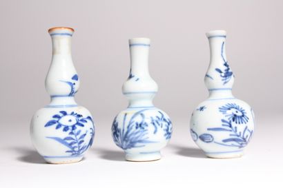 Trois vases double gourde miniatures en porcelaine...