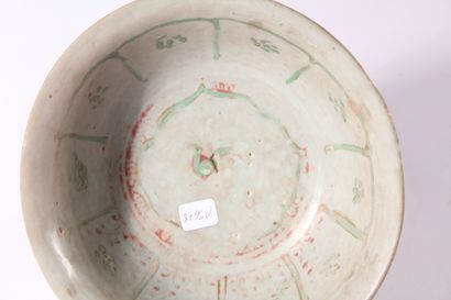 Coupe en porcelaine vert et rouge de fer...