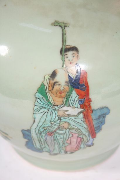 Vase en porcelaine polychrome 

Chine, début...