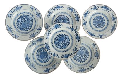 Six assiettes en porcelaine bleu blanc 

Chine,...
