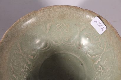 Deux bols en grès émaillé céladon

Chine,...