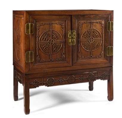 Cabinet en bois 

Chine, XXème siècle

Ouvrant...
