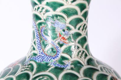 Vase en porcelaine polychrome

Chine, XXème...