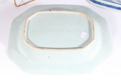 Terrine et son plat de présentation en porcelaine...