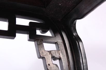 Paire de tabourets en bois et albâtre

Chine,...