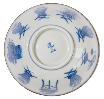 Trois bols en porcelaine bleu blanc et polychrome...
