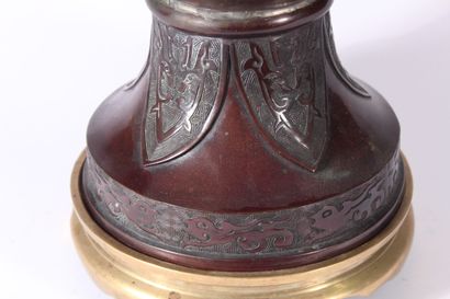 Grand vase en bronze

Japon, début du XXème...