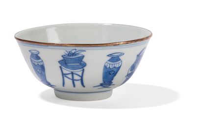 Trois bols en porcelaine bleu blanc et polychrome...