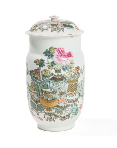 Pot couvert en porcelaine polychrome

Chine,...