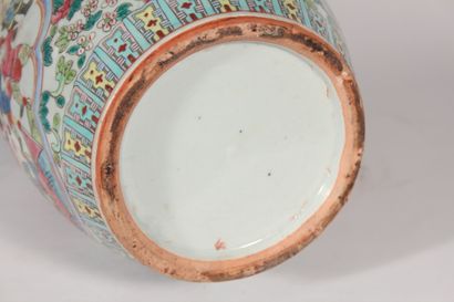 Paire de vases en porcelaine de Canton décor...
