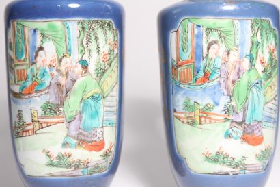 Paire de petits vases en porcelaine polychrome...