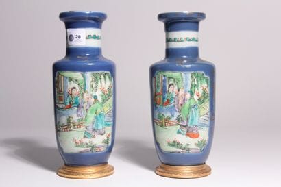 Paire de petits vases en porcelaine polychrome...