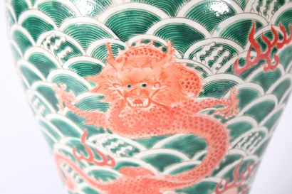 Vase en porcelaine polychrome

Chine, XXème...