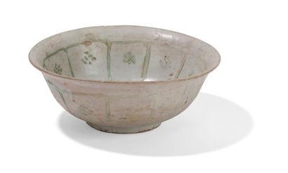 Coupe en porcelaine vert et rouge de fer...