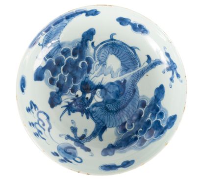 Deux assiettes creuses en porcelaine bleu...