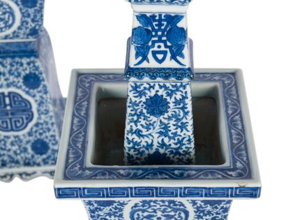 
Paire de bougeoirs en porcelaine bleu blanc...
